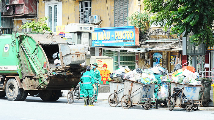 Rác thải đô thị đang là vấn đề nhức nhối ở Thủ đô. Ảnh: NAM ANH