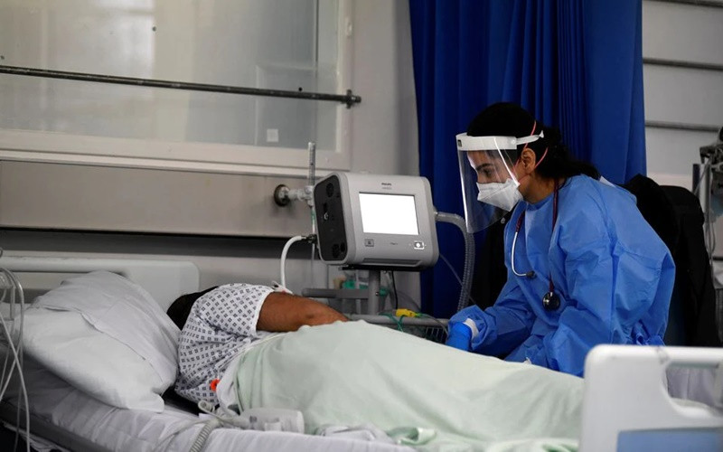 Y tá hỗ trợ bệnh nhân trong khu điều trị Covid-19 tại Bệnh viện đại học Milton Keynes, Anh, ngày 20/1/2021. (Ảnh: Reuters)