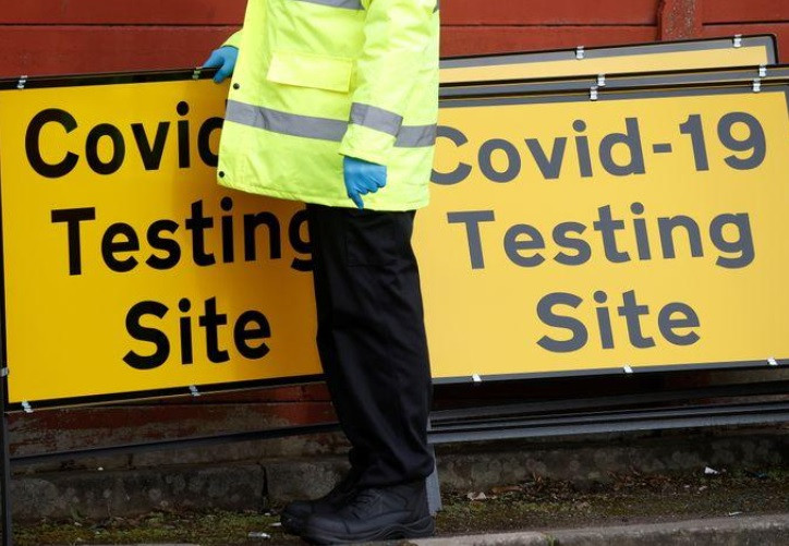 Anh thiết lập trung tâm xét nghiệm di động trong bối cảnh bùng phát dịch bệnh Covid-19. Ảnh: Reuters.