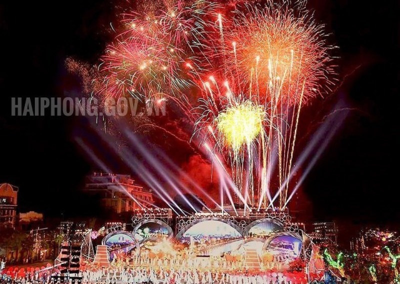 Bắn pháo hoa tại Lễ hội Hoa phượng đỏ Hải Phòng. (Ảnh: Cổng TTĐT Hải Phòng).