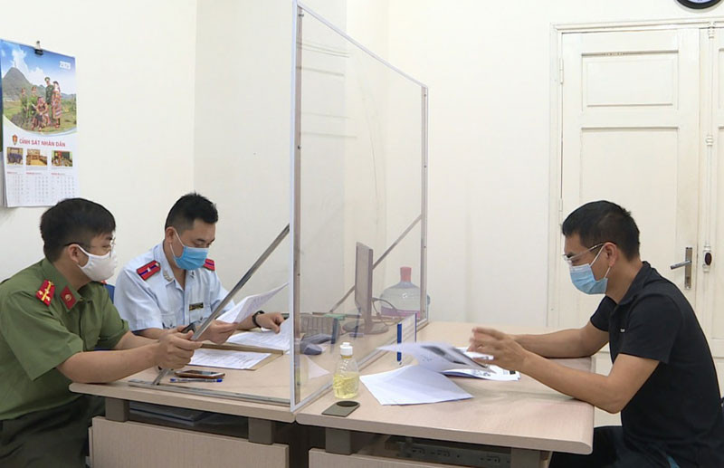 Thanh tra Sở Thông tin và Truyền thông Hà Nội xử phạt vi phạm hành chính đối với ông Trần Văn Duy.