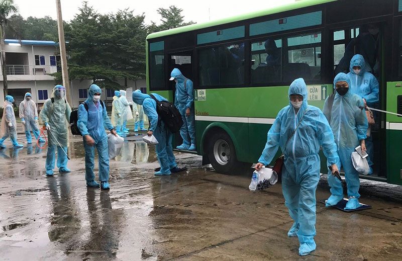 Lực lượng chức năng tỉnh Đồng Nai tiếp nhận, cách ly tập trung công dân Việt Nam trở về từ nước ngoài.