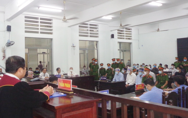 Các bị cáo nghe bản án. (Ảnh: PHONG NGUYÊN)