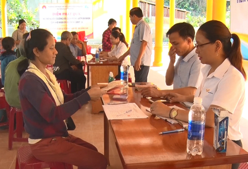 Cấp tiền cho người dân khó khăn do dịch Covid-19 tại huyện miền núi Nam Trà My.