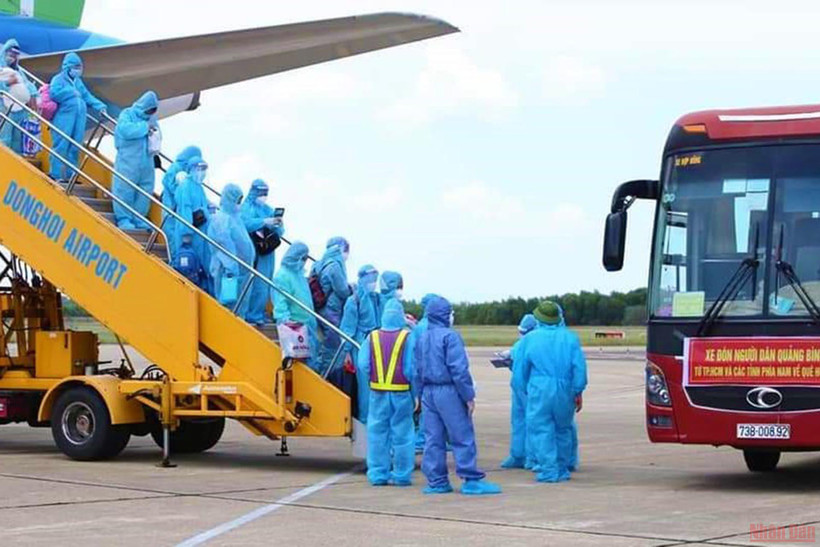 Công dân là bà mẹ mang thai, trẻ em nhỏ từ vùng dịch được trở về Quảng Bình tránh dịch Covid-19. 