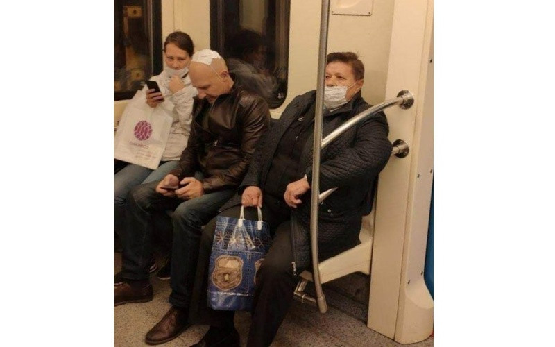 Nhiều người Nga đeo khẩu trang không đúng cách. (Ảnh: Quế Anh)