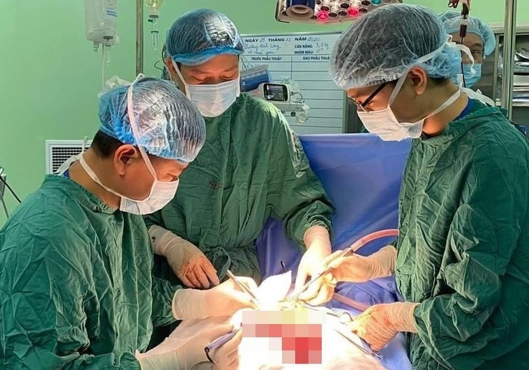 Các bác sĩ phẫu thuật cho bệnh nhi.