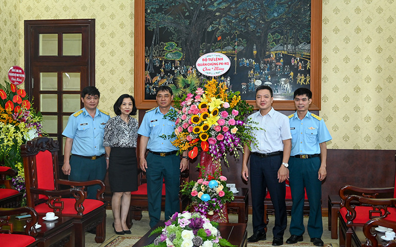 Đoàn đại biểu Bộ Tư lệnh Quân chủng Phòng không-Không quân tặng hoa chúc mừng Báo Nhân Dân. (Ảnh: DUY LINH)