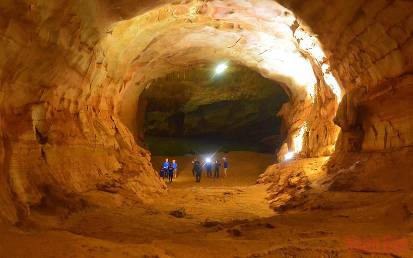 Du khách khám phá động Phong Nha. (Ảnh: Giang Trung)