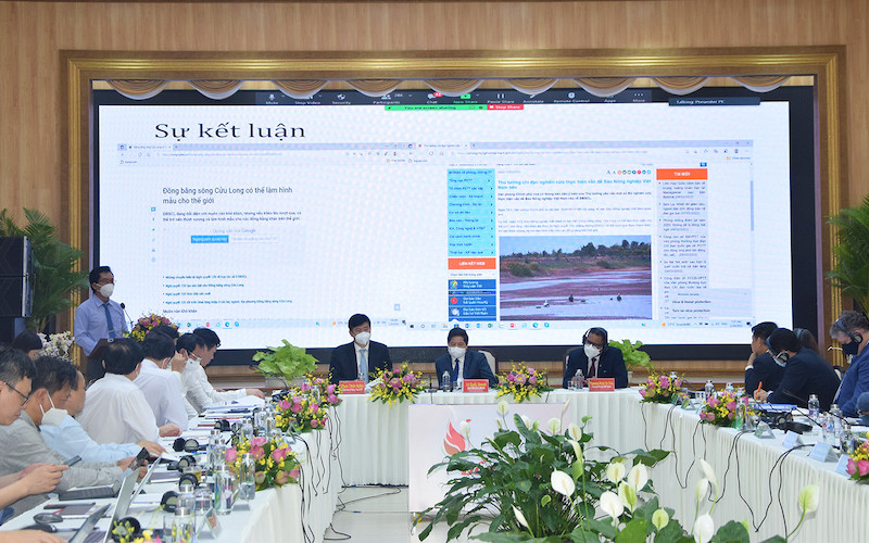 Đại biểu tham dự diễn đàn trình bày tham luận.