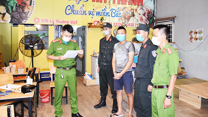 Khám xét chỗ ở đối với đối tượng Lâm Quang Phát, cầm đầu đường dây “tín dụng đen”. Ảnh: T.C