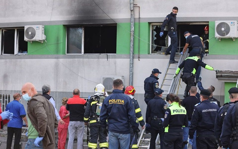 Lực lượng cứu hộ sơ tán người còn mắc kẹt trong bệnh viện sau khi đám cháy được dập tắt. (Ảnh Inquam/Reuters)