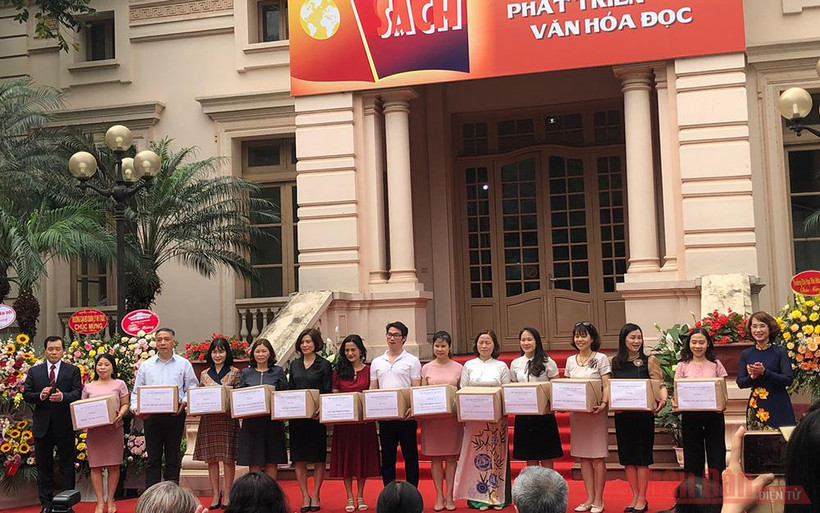 Trao tặng sách cho các trường học, thư viện một số tỉnh.