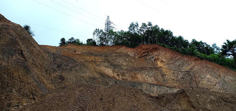 Việc san ủi đã làm sạt lở đất lấn vào chân cột, nguy cơ gây đổ cột 110kV số 30. 