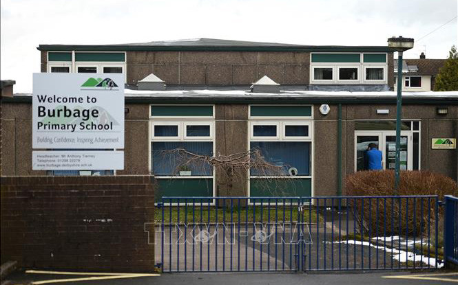 Một trường học ở Derbyshire (Anh) đóng cửa do dịch Covid-19. (Ảnh minh họa: AFP/TTXVN)