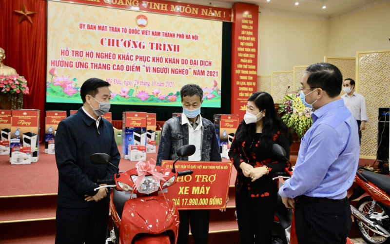 Lãnh đạo Ủy ban Mặt trận Tổ quốc Việt Nam thành phố Hà Nội trao tặng xe máy tới hộ gia đình có hoàn cảnh khó khăn.