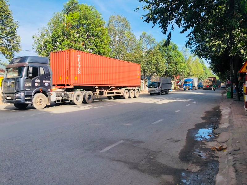 Xe container trở thành nỗi ám ảnh của người dân hai bên đường Bùi Hữu Nghĩa.