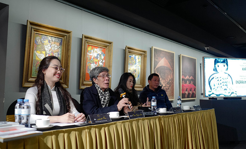 Ban Tổ chức triển lãm giới thiệu thông tin về ba họa sĩ.