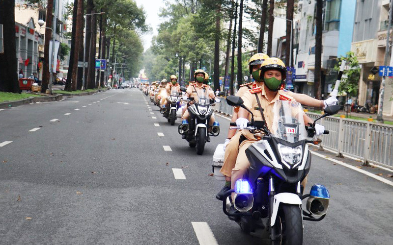 Lực lượng Cảnh sát giao thông tuần tra trên tuyến đường Trần Hưng Đạo sau lễ ra quân.