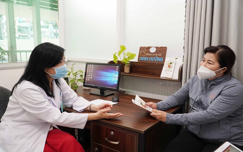 Bác sĩ Bệnh viện Chợ Rẫy tư vấn dinh dưỡng cho bệnh nhân (ảnh Bệnh viện cung cấp).