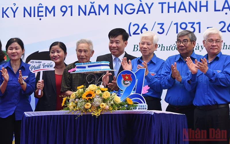 Cán bộ Đoàn qua các thời kỳ chụp ảnh lưu niệm.