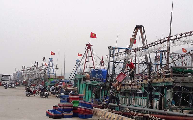 Tàu khai thác thủy sản cập cảng cá Hòa Lộc, huyện Hậu Lộc (Thanh Hóa).