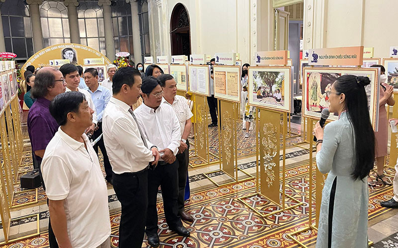 Đại biểu tham quan triển lãm trong buổi khai mạc.