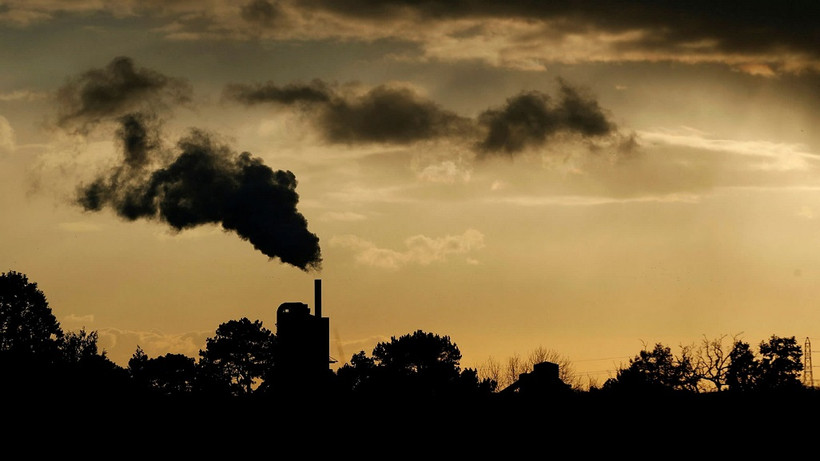 Khói bốc lên từ một nhà máy vào lúc hoàng hôn ở Rugby, Anh. Ảnh: Reuters