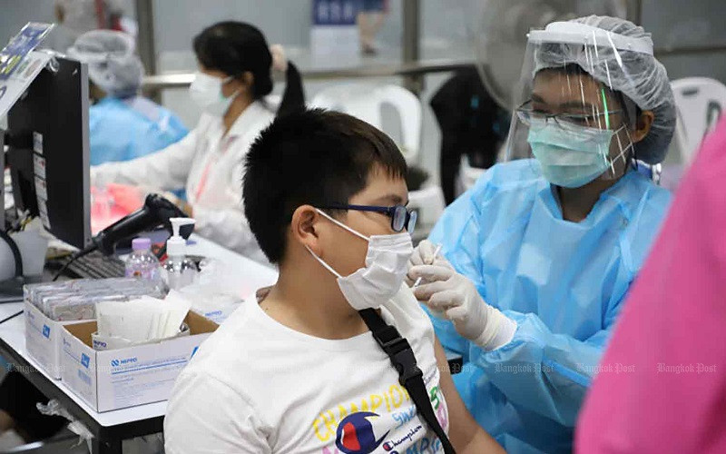 Trẻ em được tiêm liều vaccine Pfizer nhắc lại tại một trung tâm tiêm chủng ở Ga Bang Sue, Bangkok. (Ảnh: Bangkok Post)