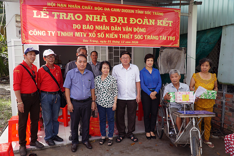 Báo Nhân Dân vận động tặng nhà và quà cho hộ gia đình nhiễm chất độc da cam tại huyện Mỹ Tú, tỉnh Sóc Trăng.