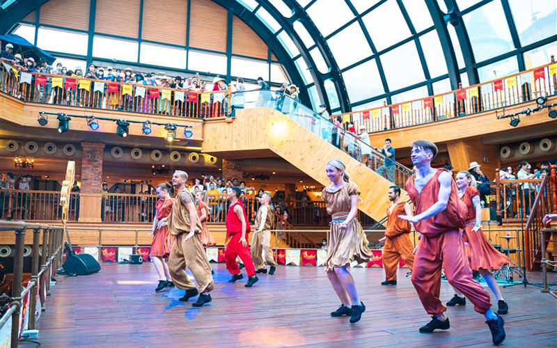 Du khách thưởng thức nghệ thuật tại Beer Plaza, Sun World Ba Na Hills.