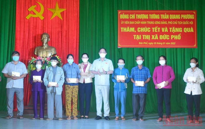 Phó Chủ tịch Quốc hội Trần Quang Phương tặng quà Tết cho người nghèo Quảng Ngãi.