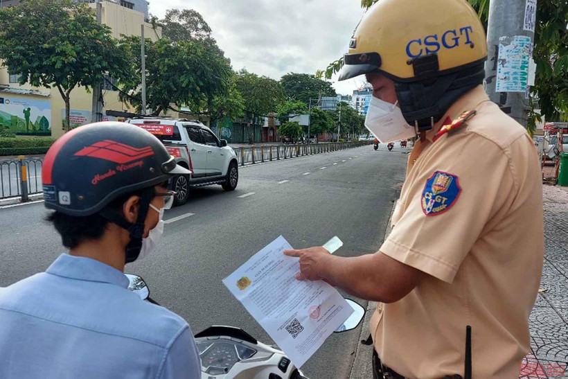 Lực lượng Công an TP Hồ Chí Minh kiểm tra giấy đi đường tại các chốt kiểm soát.