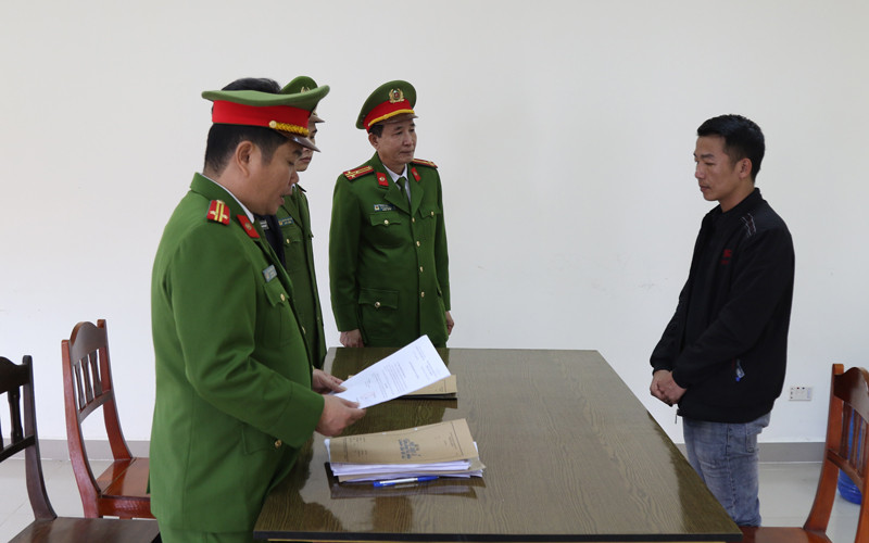 Công an Quảng Bình tống đạt các quyết định khởi tố đối với Ngô Xuân Sĩ