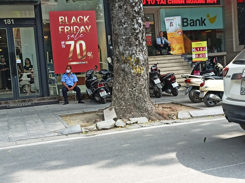  Mặc dù giảm giá đến 70% nhưng cửa hàng vẫn vắng khách.