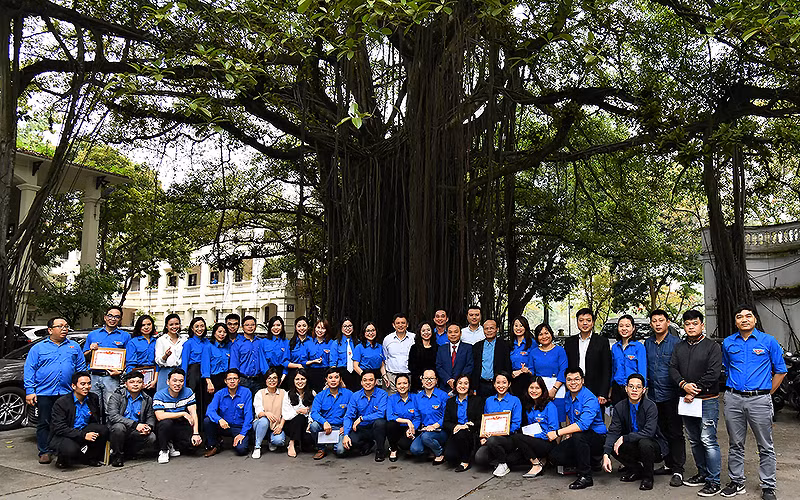 Đoàn viên, thanh niên chụp ảnh lưu niệm với các đồng chí lãnh đạo Báo Nhân Dân.