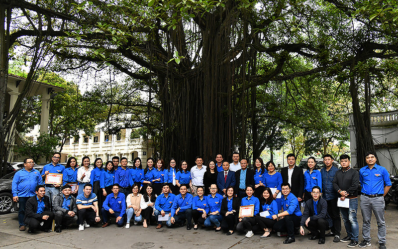 Đoàn viên, thanh niên chụp ảnh lưu niệm với các đồng chí lãnh đạo Báo Nhân Dân.