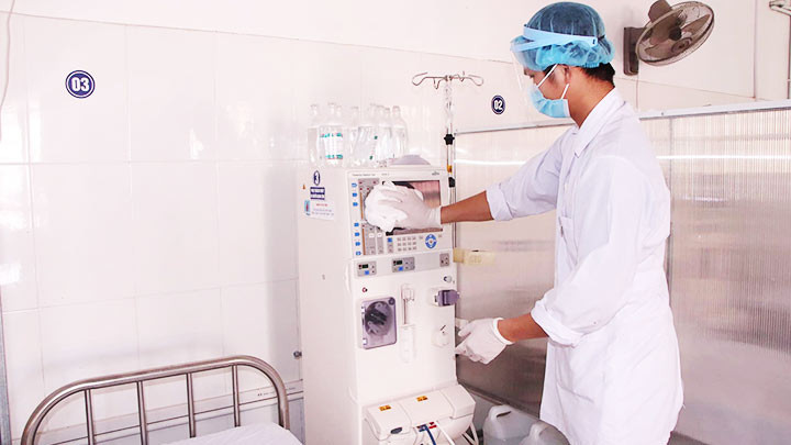 Nhân viên y tế sát khuẩn máy chạy thận sau các ca lọc máu. Ảnh: ĐẶNG LUÂN