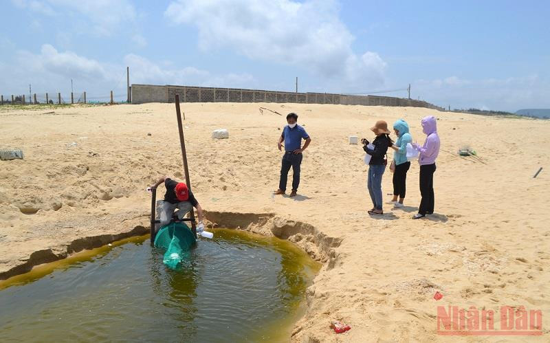 Cán bộ Sở Tài nguyên và Môi trường Phú Yên kiểm tra, lấy mẫu tại vị trí xả thải của Công ty Trí Huệ. (Ảnh chụp tháng 4/2020)