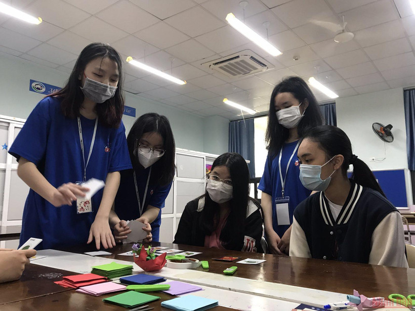 Tư vấn cho các học sinh lớp 9 tại sự kiện Maska 2022. (ẢNH: SƠN BÁCH)