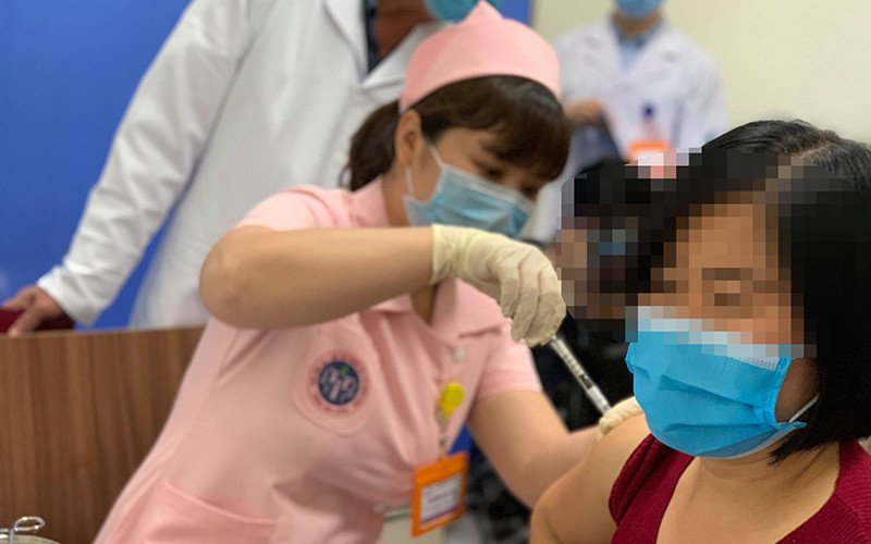 Một trong sáu người đầu tiên tiêm thử nghiệm vaccine COVIVAC.