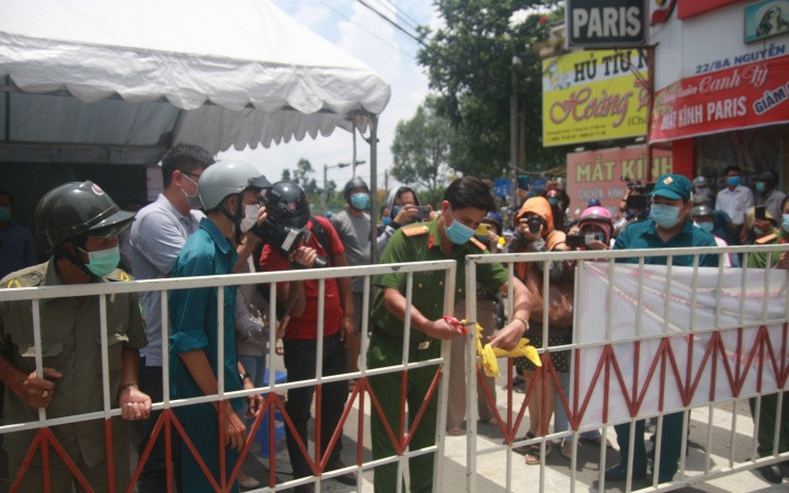 Lực lượng chức năng tháo dỡ rào chắn trên đường Hồ Văn Đại.