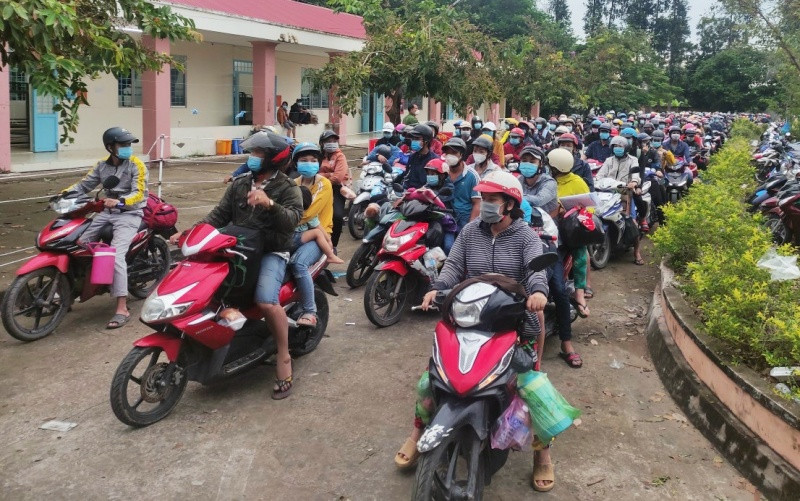 Các công dân từ TP Hồ Chí Minh và các tỉnh phía nam khi về đến Kinh B, huyện Tân Hiệp (Kiên Giang).