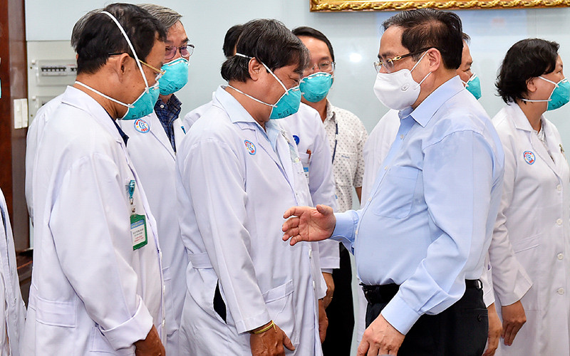 Thủ tướng Phạm Minh Chính động viên đội ngũ thầy thuốc của Bệnh viện Chợ Rẫy ngày 13/5/2021. (Ảnh: VGP)