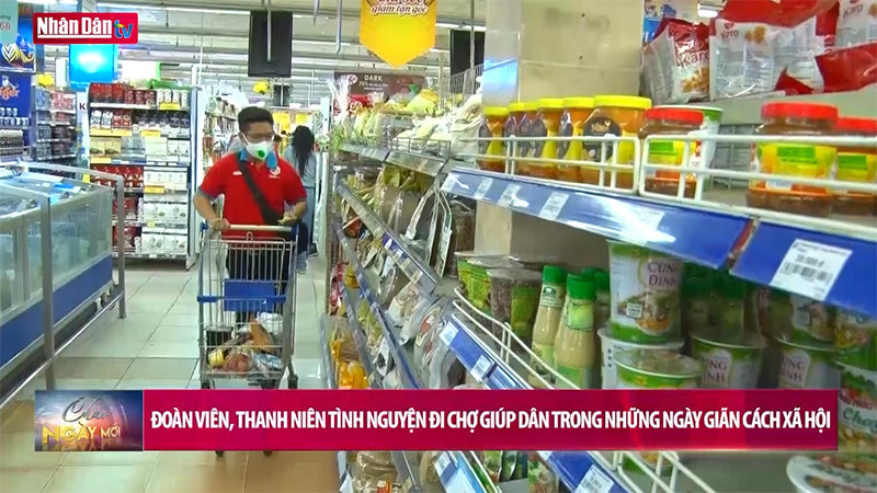 Đoàn viên, thanh niên tình nguyện đi chợ giúp dân trong những ngày giãn cách xã hội