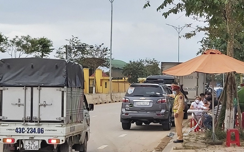 Chốt kiểm dịch tại đường Hoàng Văn Thái chiều nay, 6-2.