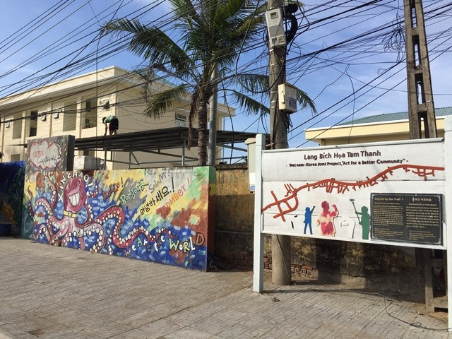 Tấm bảng chỉ đường vào “Làng bích họa Tam Thanh” đặt ngay bên ngoài cửa Đồn Biên phòng Tam Thanh.