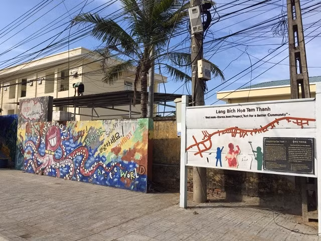 Tấm bảng chỉ đường vào “Làng bích họa Tam Thanh” đặt ngay bên ngoài cửa Đồn Biên phòng Tam Thanh.