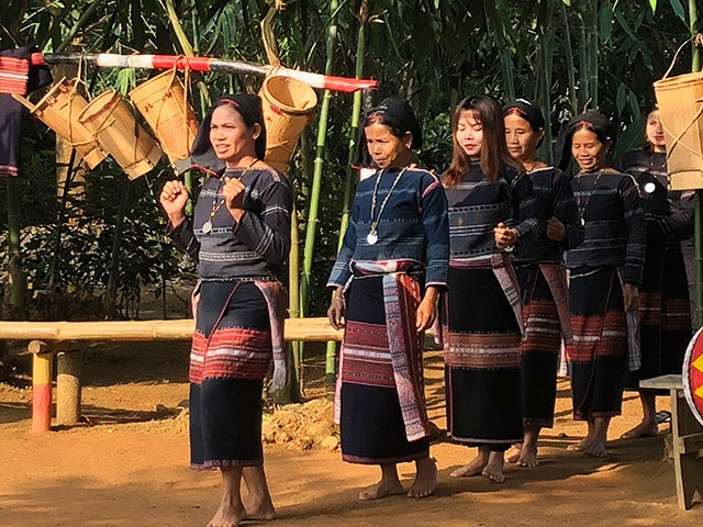 Đồng bào Tây Nguyên trình diễn phục vụ du khách tại Làng.