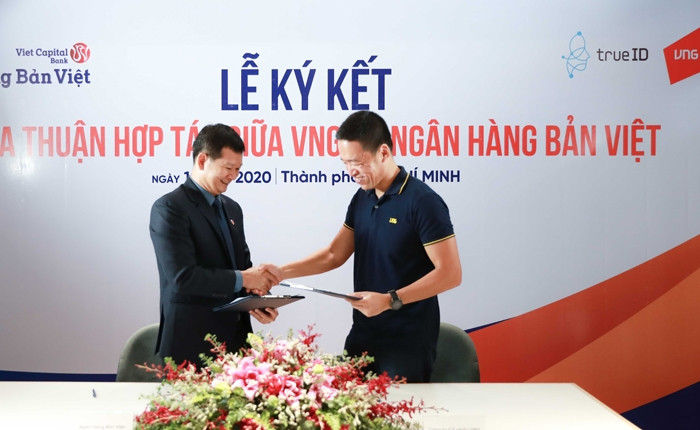 Tổng giám đốc VNG Lê Hồng Minh (phải) và Phó Tổng giám đốc Ngân hàng Bản Việt Lê Văn Bé Mười tại lễ ký kết.